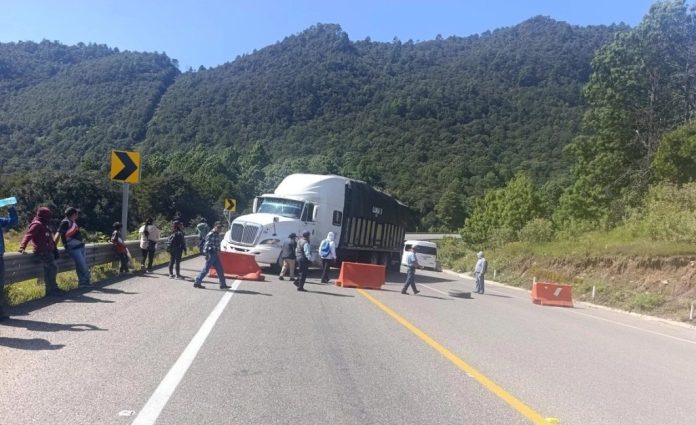 CNTE bloquea carreteras en Chiapas exigiendo abrogación educativa
