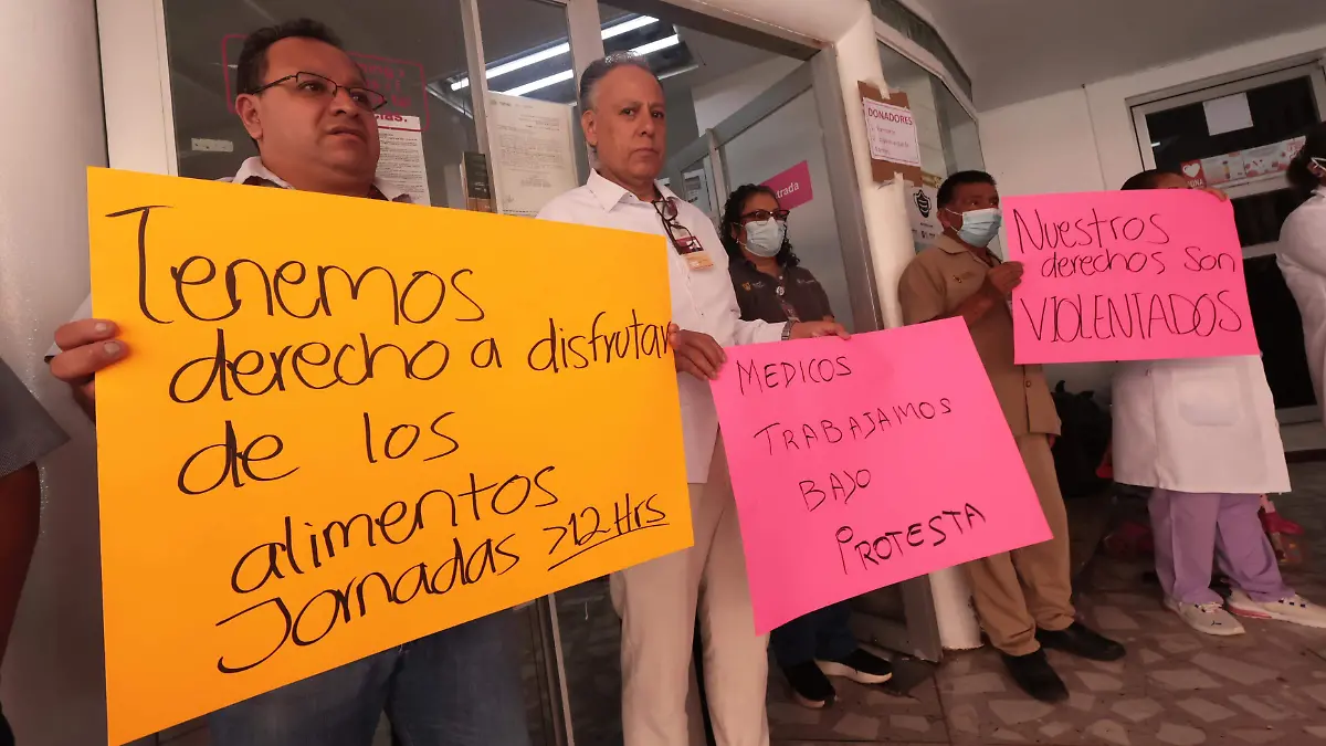 Protesta en Hospital Civil de Xalapa por falta de alimentos