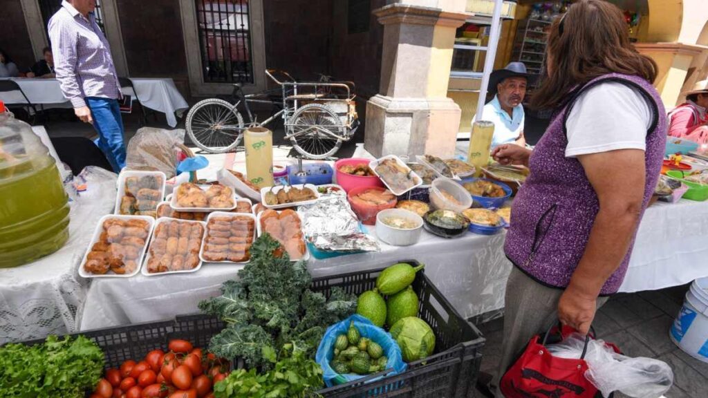 Locatarios del Mercado Juan Sabines bloquean calles; exigen retiro de ambulantes en Tuxtla