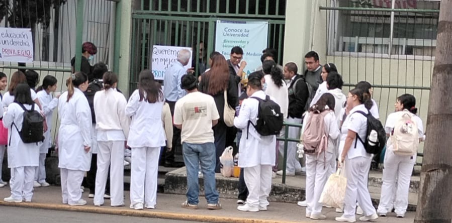 Estudiantes Toman Facultad de Medicina UV en Mendoza; Exigen Director