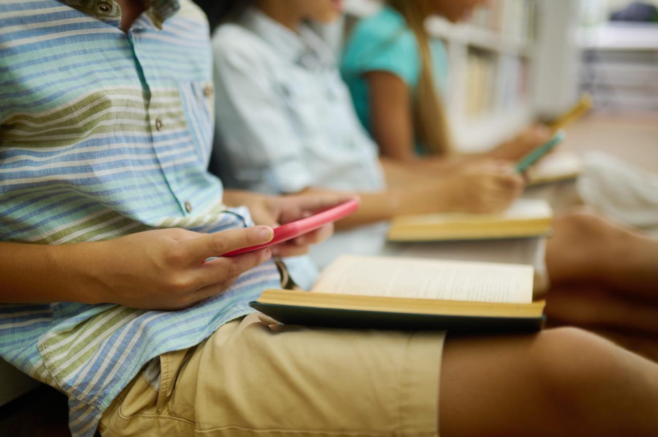 Tabasco consulta a padres sobre uso de celulares en escuelas