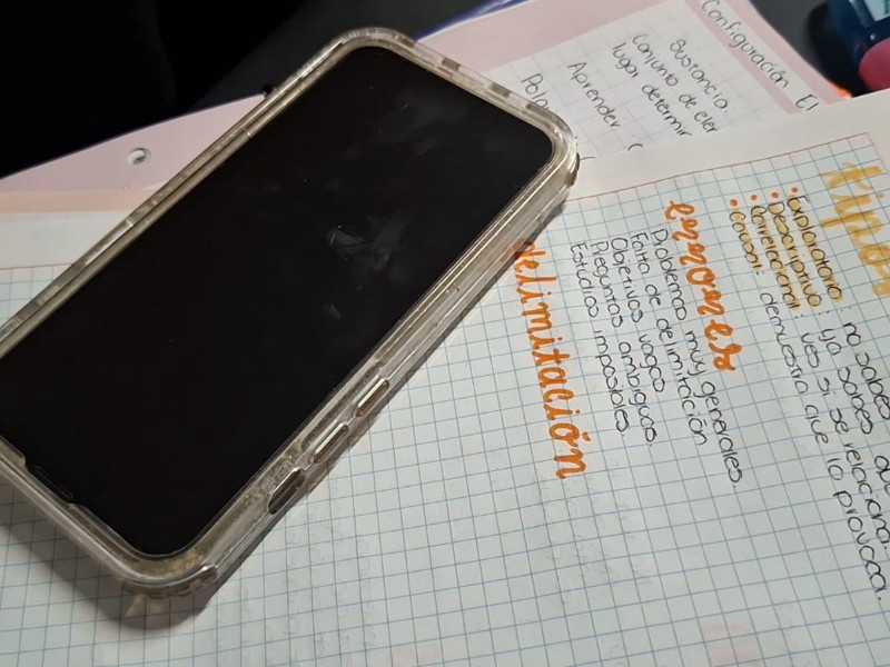 SEP limitará uso de celulares en primarias y secundarias