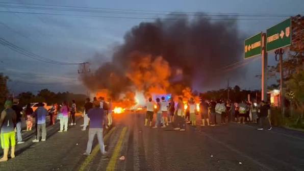 Bloqueo en Villahermosa-Frontera se convierte en pachanga con música y baile