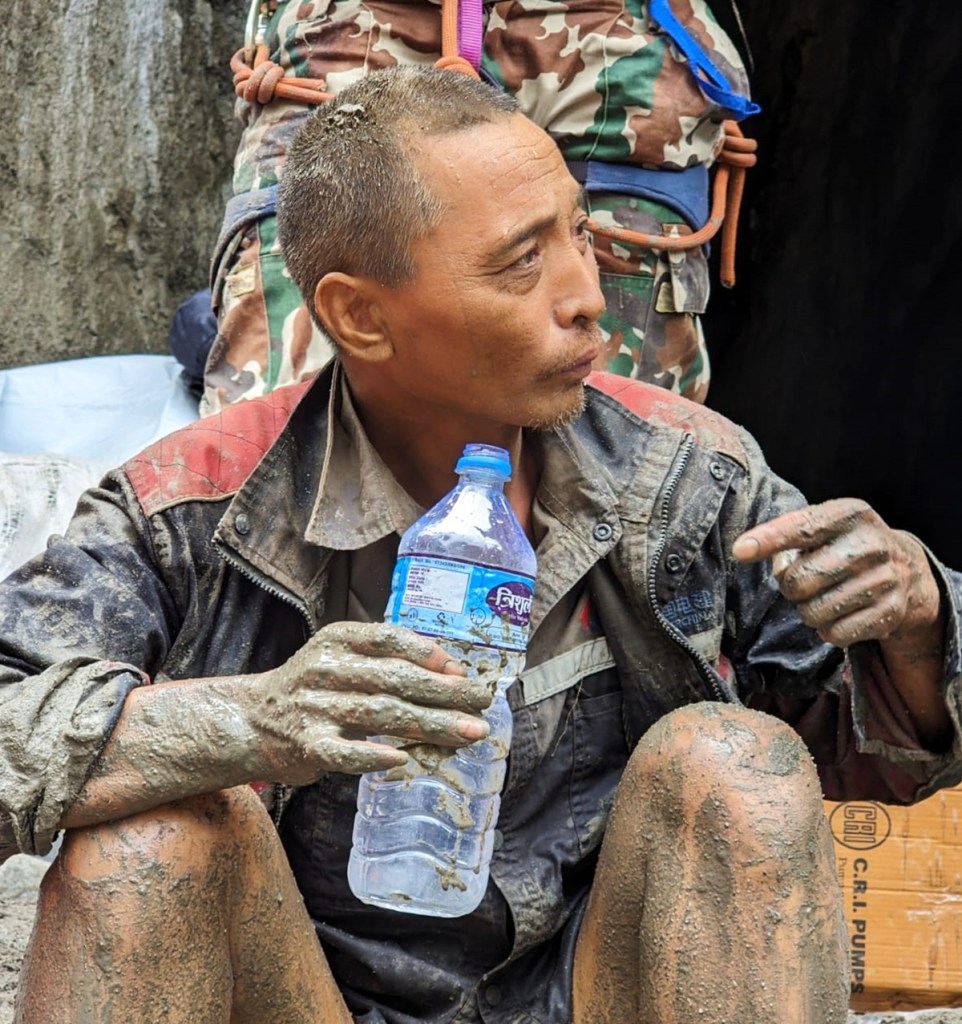 Rescatan con vida a hombre tras 11 días atrapado en Nepal