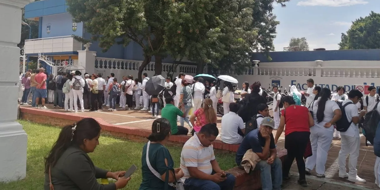 Estudiantes de UABJO protestan por cobros y venta de lugares