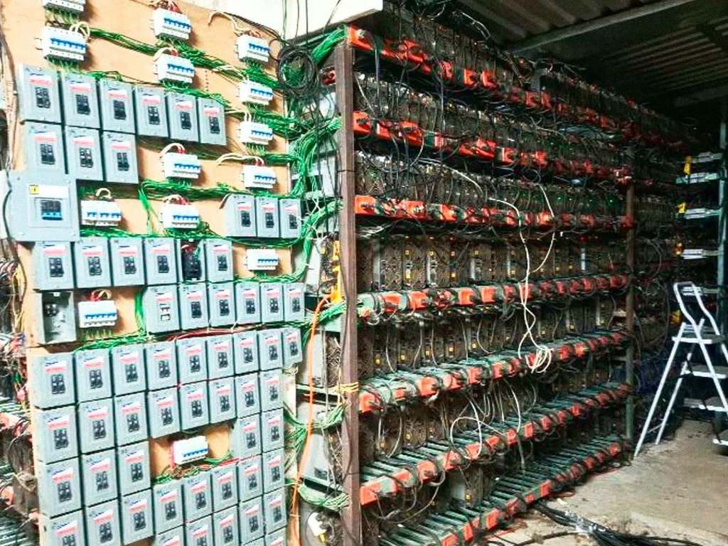 Hallan centro de minería de criptomonedas en Puebla