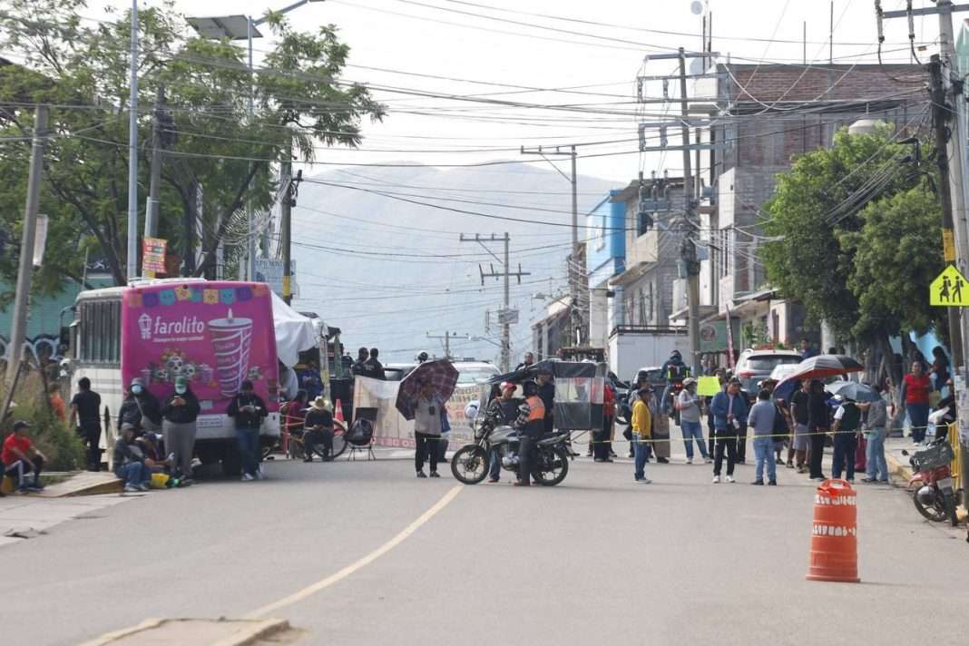 Vecinos de Atzompa bloquean Plaza Bella por falta de agua