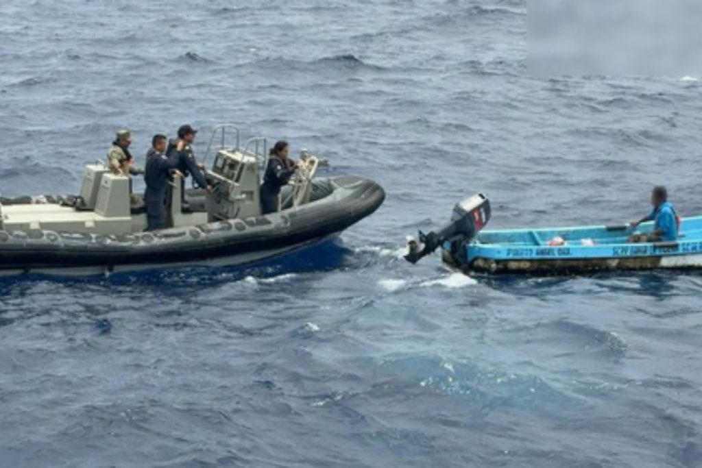 Rescatan con vida a pescador tras ocho días a la deriva en Oaxaca