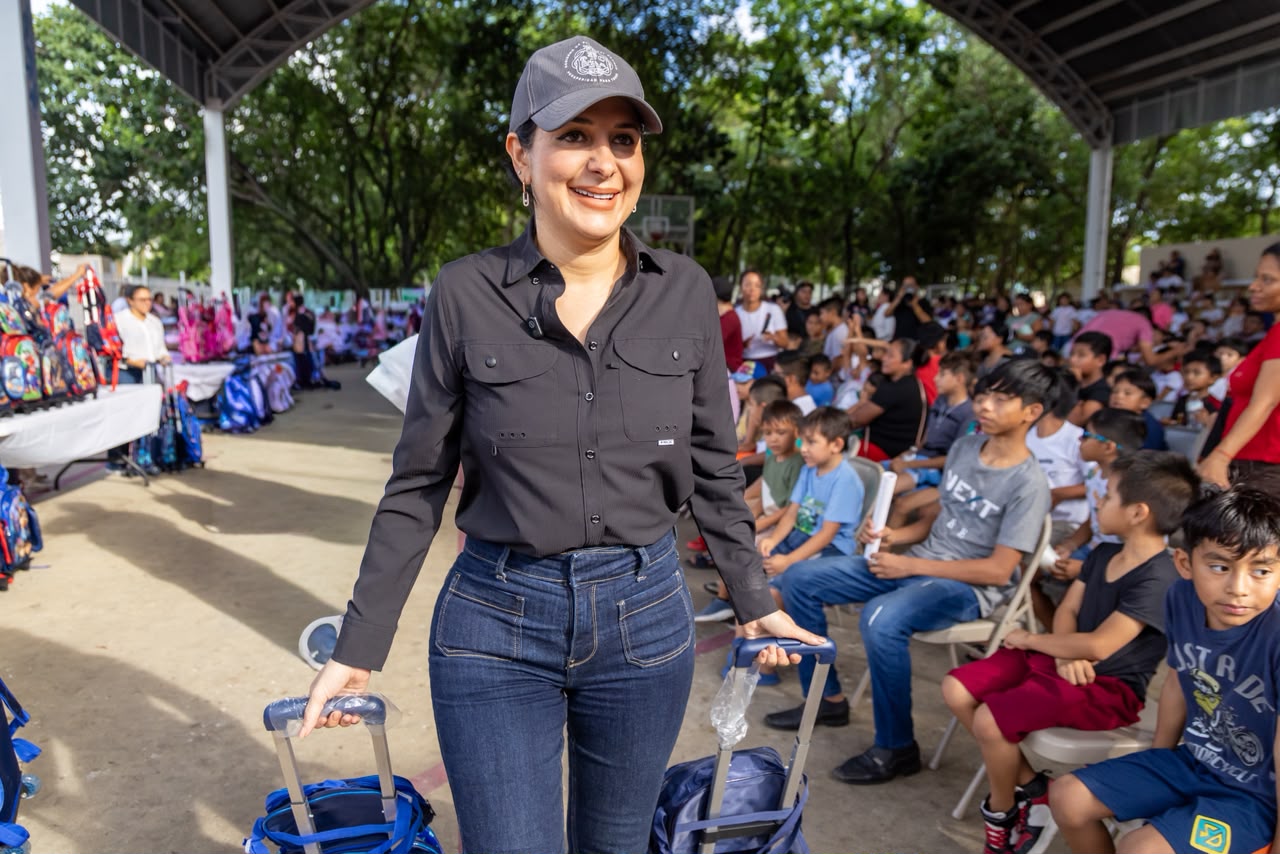 Estefanía Mercado entrega 2 mil mochilas en Playa del Carmen