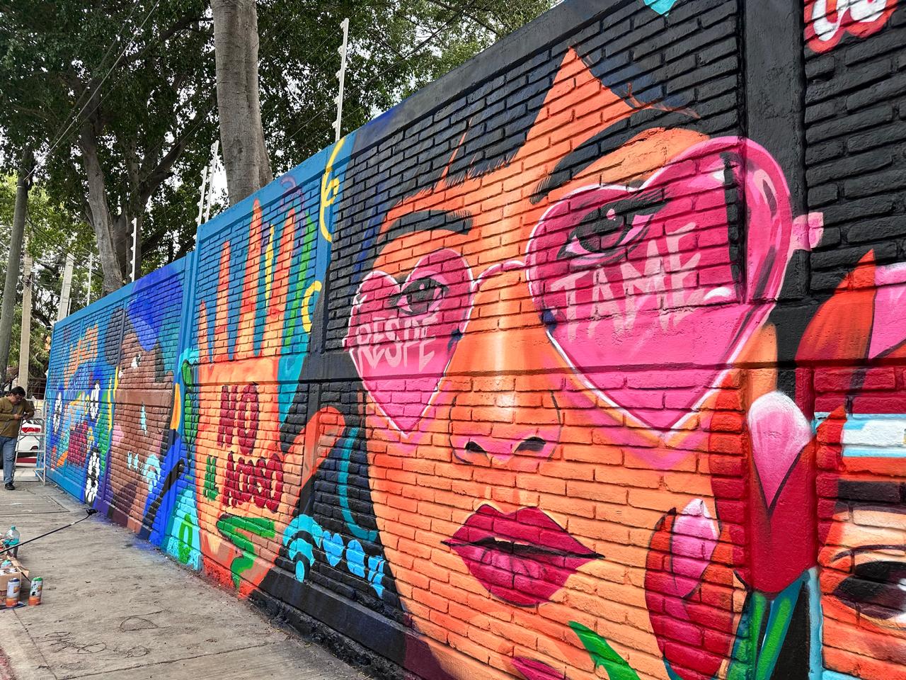 Jóvenes pintan mural contra violencia sexual en Chiapas