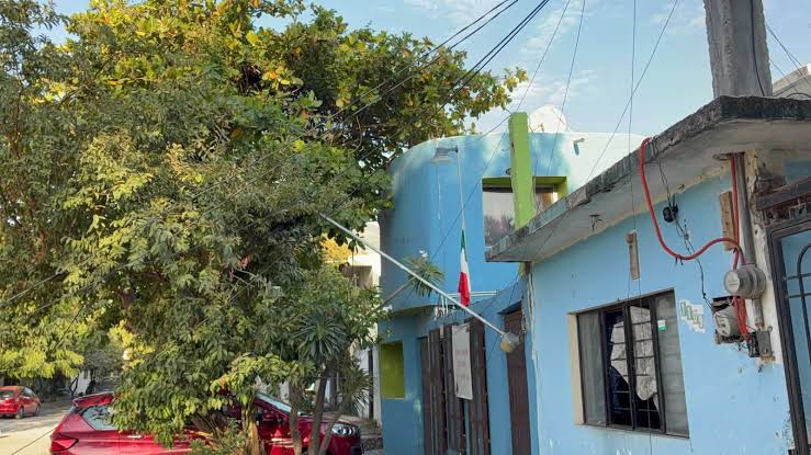 Chispas y estallido en poste de CFE deja sin luz a fraccionamiento en Campeche