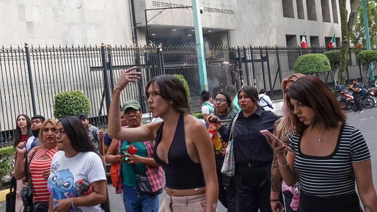 Comunidad trans protesta tras romper diálogo con Segob