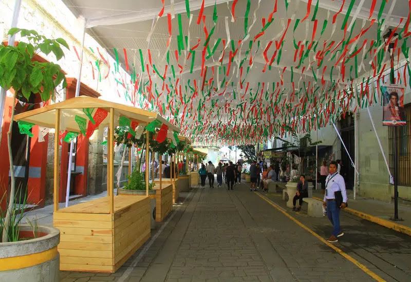 Oaxaca alista Zócalo para el Grito con comida gratuita