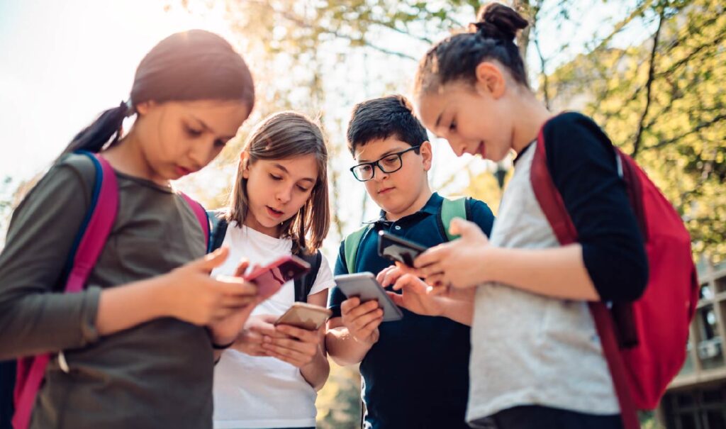 Restringirán uso de celulares en primarias y secundarias a partir de noviembre