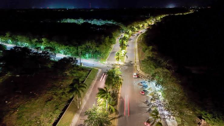 Mara Lezama concluye alumbrado del Boulevard Bahía