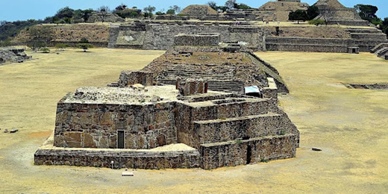 Edificio J de Monte Albán: por qué está torcido a propósito