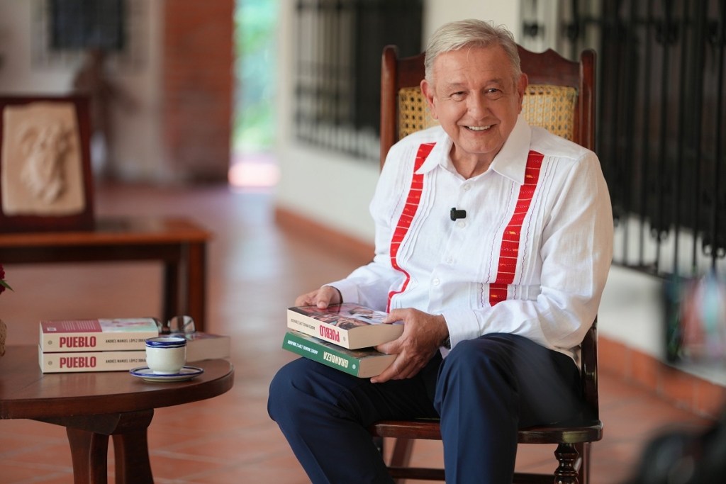 AMLO presenta 'Pueblo' y arremete contra redes sociales