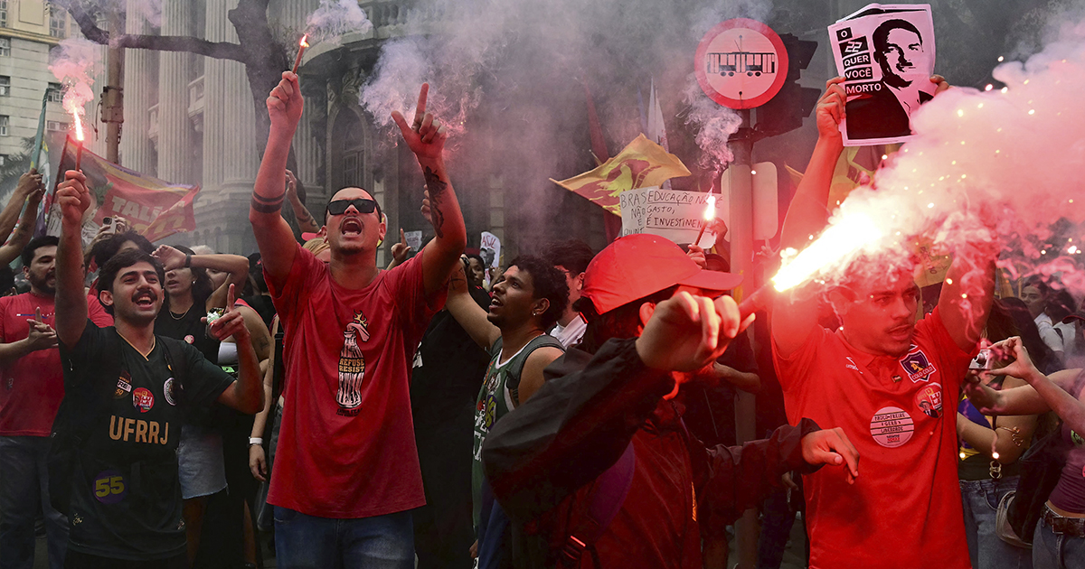 Estudiantes marchan en Brasil contra Flávio Bolsonaro