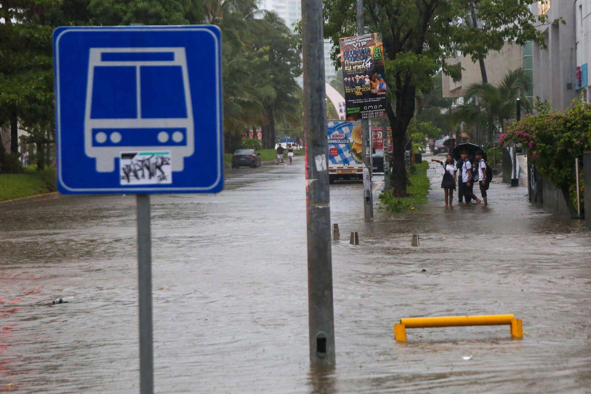 Huracán Simón alcanza categoría 1; lluvias en Guerrero