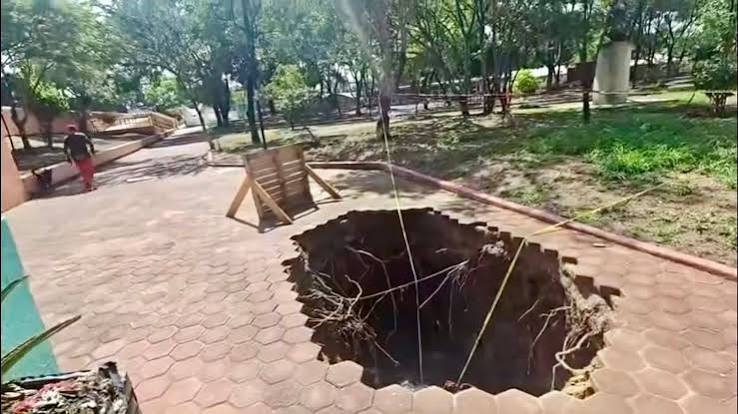 Socavón en colonia Alemán de Oaxaca sigue sin reparación