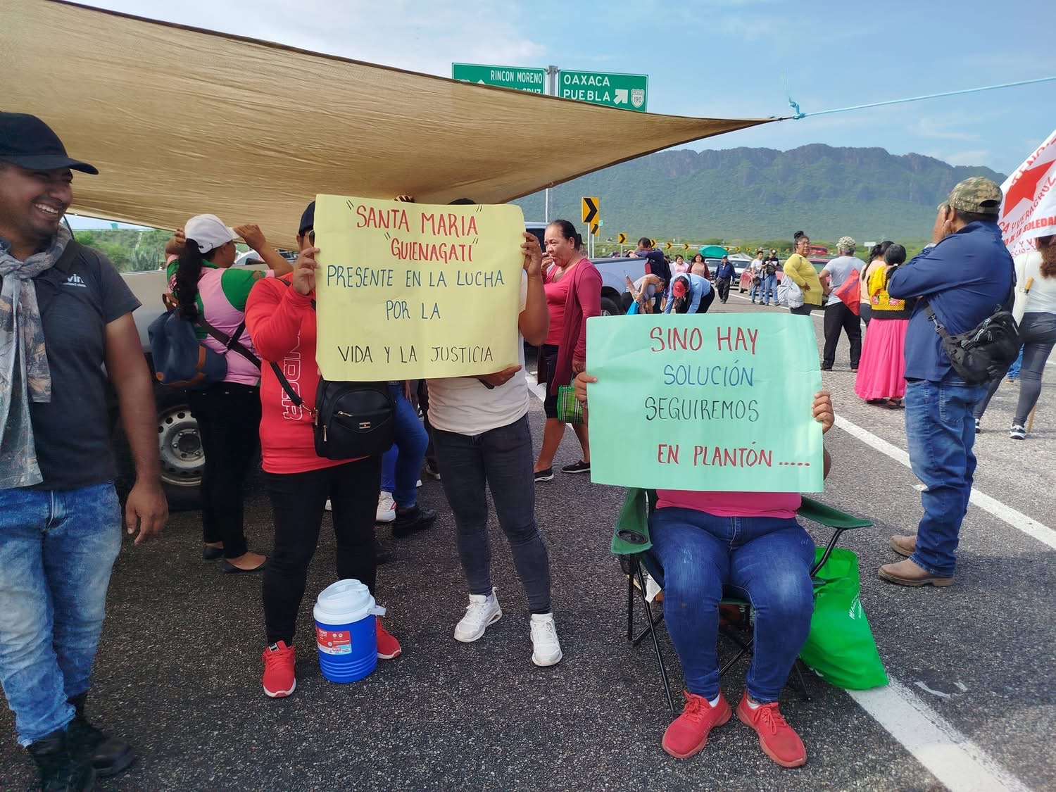 Doce comunidades mixes bloquean carretera en Oaxaca