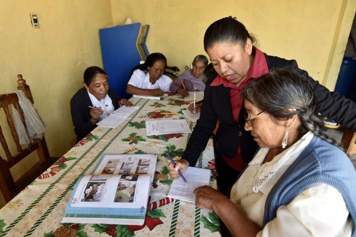 Inea atiende a más de 18 mil adultos con rezago educativo