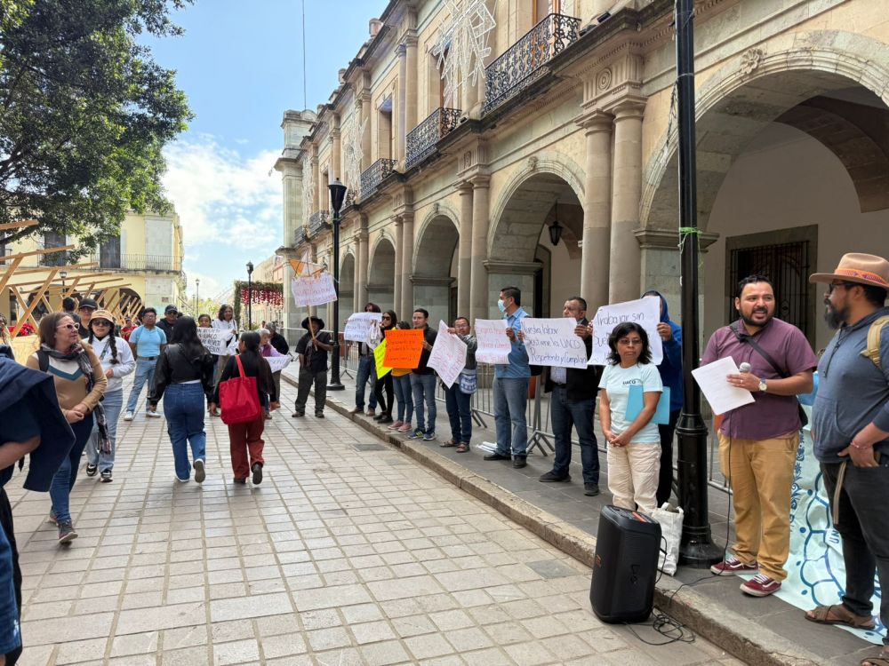 Catedráticos de UACO protestan en Oaxaca por salarios y aguinaldo