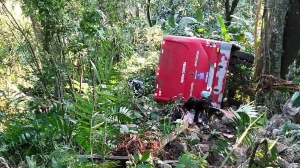 Vuelca autobús con estudiantes en Naranjal, Veracruz