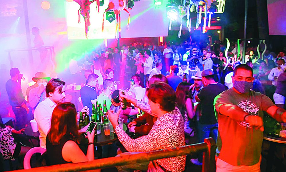Agentes de seguridad realizan inspecciones en el interior de un bar en Tabasco como parte de operativos de vigilancia.